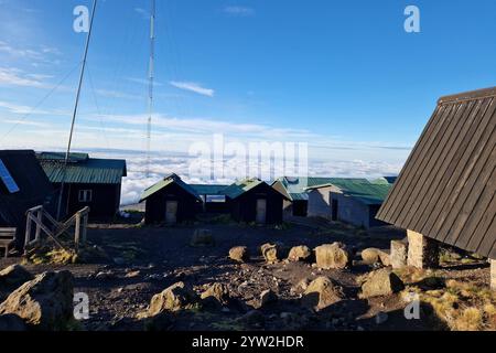 Daressalam Themenfoto: Reise, Afrika, Tansania, Kilimandscharo, 07.12.2024 Traumhafter Blick mit blauem Himmel ueber den Wolken vom Lager der Horombo-Huetten kurz vor dem Gipfel des Mount Kilimandscharo Themenfoto: Reise, Afrika, Tansania, Kilimandscharo, 07.12.2024 *** dar es Salaam Thema Fotoreisen, Afrika, Tansania, Kilimandscharo, 07 12 2024 traumhafter Blick mit blauem Himmel über den Wolken aus dem Lager der Horombo-Hütten kurz vor dem Gipfel des Kilimandscharo Themenfoto Reise, Afrika, Tansania, Kilimandscharo, 07 12 2024 Copyright: xEibner-Pressefoto/JuergenxAug Stockfoto