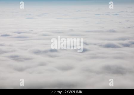 Dichte Wolken bedecken den Himmel. Stockfoto