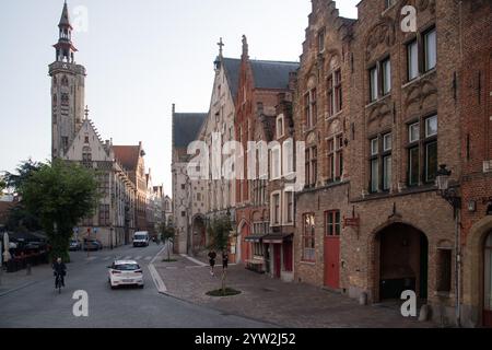 Gotische Poortersloge / Loge des Bourgeois (Burghers’ Lodge) erbaut im XIV. Bis XV. Jahrhundert auf Jan van Eyckplein (Jan van Eyck Platz) im historischen Zentrum von br Stockfoto