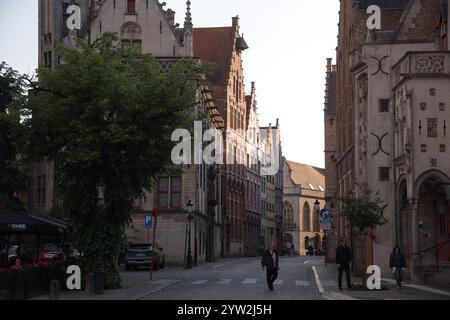 Gotische Poortersloge / Loge des Bourgeois (Burghers’ Lodge) erbaut im XIV. Bis XV. Jahrhundert auf Jan van Eyckplein (Jan van Eyck Platz) im historischen Zentrum von br Stockfoto