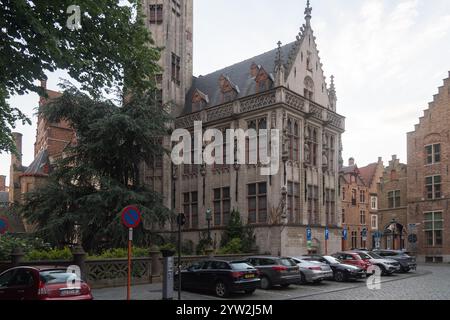 Gotische Poortersloge / Loge des Bourgeois (Burghers’ Lodge) erbaut im XIV. Bis XV. Jahrhundert auf Jan van Eyckplein (Jan van Eyck Platz) im historischen Zentrum von br Stockfoto