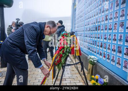 Kiew, Ukraine. Dezember 2024. Friedrich Merz, CDU-Kandidat und CDU-Bundesvorsitzender, steht an der Mauer der Erinnerung für die Soldaten, die im Krieg auf dem Michaelsplatz ums Leben kamen. Merz verbringt einen Tag in der ukrainischen Hauptstadt. Quelle: Michael Kappeler/dpa/Alamy Live News Stockfoto