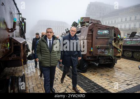 Kiew, Ukraine. Dezember 2024. Friedrich Merz (r), CDU-Kandidat für Kanzler und CDU-Bundesvorsitzender, spaziert über den Michaelsplatz in der Ukraine neben Martin Jäger, Deutschlands Botschafter in der Ukraine. Merz verbringt einen Tag in der ukrainischen Hauptstadt. Quelle: Michael Kappeler/dpa/Alamy Live News Stockfoto