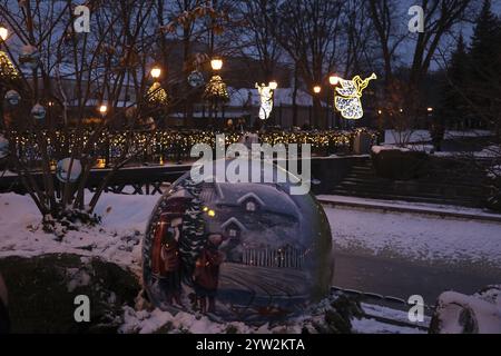 Nicht exklusiv: CHARKIW, UKRAINE - 7. DEZEMBER 2024 - Weihnachtsdekorationen und Lichter zieren die Straßen von Charkiw, Nordostukraine. Stockfoto