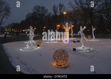 Nicht exklusiv: CHARKIW, UKRAINE - 7. DEZEMBER 2024 - eine Installation mit Figuren von Eislaufläufern schmückt die Straße während der Weihnachtszeit Stockfoto