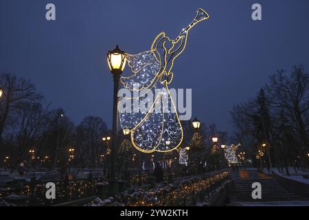 Nicht exklusiv: CHARKIW, UKRAINE - 7. DEZEMBER 2024 - Engel mit Trompeten schmücken während der Weihnachtszeit die Lampen, Charkiw, Nordosten der Ukraine Stockfoto