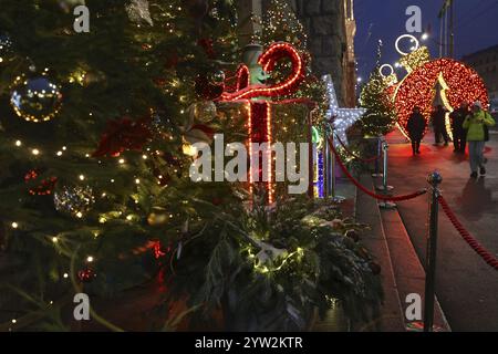 Nicht exklusiv: CHARKIW, UKRAINE - 7. DEZEMBER 2024 - Weihnachtsdekorationen und Lichter zieren die Straßen von Charkiw, Nordostukraine. Stockfoto