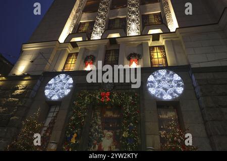 Nicht exklusiv: CHARKIW, UKRAINE - 7. DEZEMBER 2024 - Weihnachtsdekorationen und Lichter zieren die Straßen von Charkiw, Nordostukraine. Stockfoto