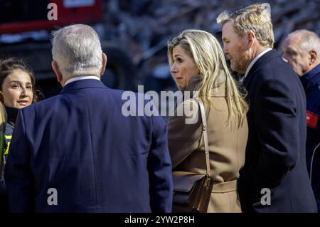 Den Haag, Niederlande, 2024 2012-12-09 08:41:27 DIE HAAG, 09-12-2024, Tarwekamp-Katastrophe König Willem-Alexander und Königin Máxima besuchen das Tarwekamp, wo die Explosion am Samstag stattfand. Zusammen mit dem Haager Bürgermeister Jan van Zanen und der Feuerwehr inspizierten sie die Schäden im Stadtteil Mariahoeve. FOTO: NLBeeld Credit: NL Beeld / Patrick van EMST Stockfoto