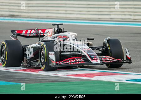 Abu Dhabi, Vereinigte Arabische Emirate. Dezember 2024. Kevin Magnussen, der dänische Fahrer des MoneyGram Haas F1 Teams, tritt während des Formel-1-Grand-Prix-Rennens von Abu Dhabi auf dem Yas Marina Circuit an. Quelle: SOPA Images Limited/Alamy Live News Stockfoto