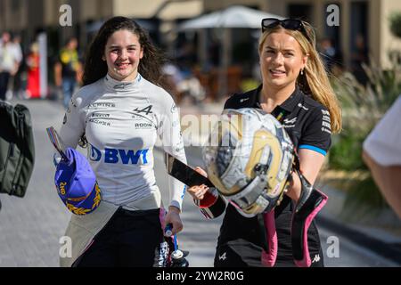 Abu Dhabi, Vereinigte Arabische Emirate. Dezember 2024. Alpine Abby Pulling (L), Champion der F1 Academy 2024, wird im Fahrerlager des Abu Dhabi F1 Grand Prix auf dem Yas Marina Circuit gesehen. Quelle: SOPA Images Limited/Alamy Live News Stockfoto