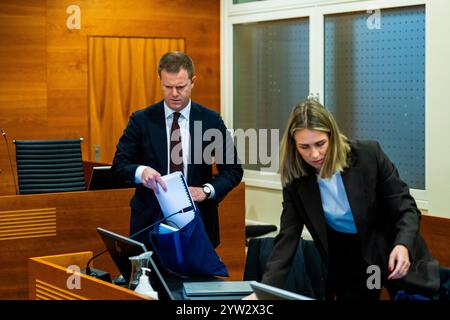 Oslo 20241209. Rechtsanwalt Kristoffer Nerland und Rechtsanwältin Caroline Rokenes vor dem Berufungsgericht Borgarting während der Bearbeitung des Rechtsstreits betreffend anders Behring Breiviks Urteilsbedingungen und seine Rechte nach der Europäischen Menschenrechtskonvention. Breivik, der sich heute Fjotolf Hansen nennt, wurde im Jahr nach den Terroranschlägen auf Oslo und Utoya am 22. Juli 2011 zu 21 Jahren Haft mit einer Mindeststrafe von 10 Jahren verurteilt. 77 Menschen kamen bei den Anschlägen ums Leben. Foto: Fredrik Varfjell / NTB Stockfoto