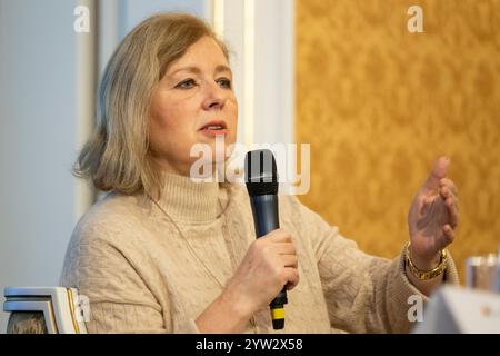 Prag, Tschechische Republik. Dezember 2024. Die ehemalige tschechische EU-Kommissarin Vera Jourova nimmt am 9. Dezember 2024 in Prag, Tschechische Republik, an einer Konferenz mit dem Titel 20 Jahre Europa: Neue Herausforderungen und Chancen Teil. Quelle: Ondrej Deml/CTK Photo/Alamy Live News Stockfoto