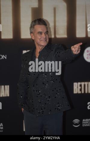 Italien, Rom, 6. Dezember 2024 - Robbie Williams besucht den roten Teppich des Films „Better man“ mit Regisseur Michael Gracey und Alessandro Cattelan im Bild: Robbie Williams Photo © Fabio Mazzarella/Sintesi/Alamy Live News Stockfoto