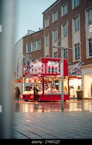 Der rote Weihnachtsbus der Fudge Company in Exeter, Großbritannien Stockfoto