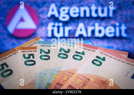 Euroscheine vor dem Schriftzug und Logo der Agentur für Arbeit *** Euroscheine vor dem Schriftzug und Logo der Bundesagentur für Arbeit Nordrhein-Westfalen Deutschland, Deutschland GMS18154 Stockfoto