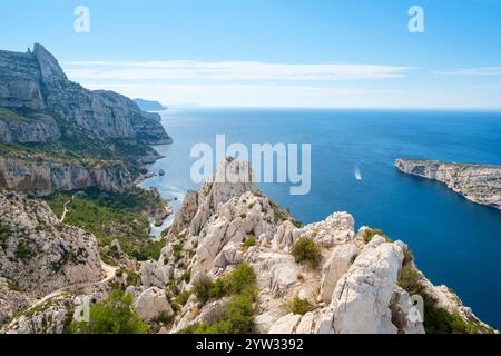 Vogelperspektive Blick auf felsigen Kalkstein-mediterrane Landschaft am Calanque de Sugiton Stockfoto