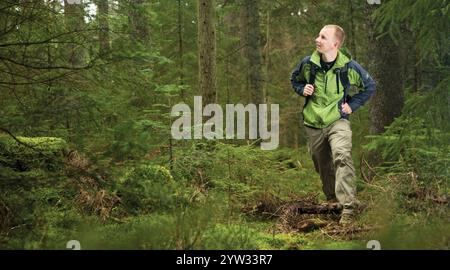 Wandern durch die dichten Wälder des Schwarzwaldes in Süddeutschland. Stockfoto