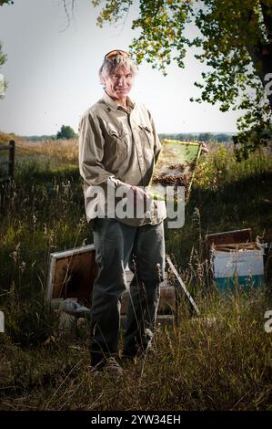 Ein Bienenhalter überprüft die Gesundheit seiner Bienenstöcke und der Bienenkolonie in Niwot, CO. Stockfoto