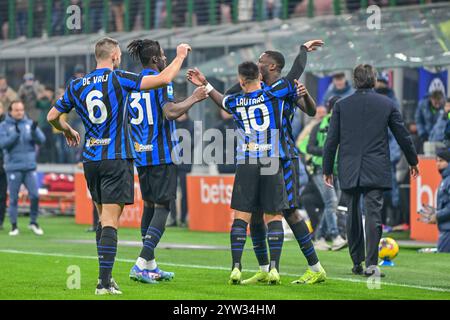 Mailand, Italien. Dezember 2024. Inter Players feiert ein Tor während des Fußballspiels der Serie A 2024/2025, zwischen Inter und Parma im Giuseppe Meazza Stadion. Endpunktzahl: Inter 3:1 Parma. (Foto: Tommaso Fimiano/SOPA Images/SIPA USA) Credit: SIPA USA/Alamy Live News Stockfoto