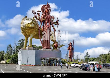 Überlebensgroße Skulptur gigantische Statue der hinduistischen Göttin Durga Mata mit goldenem Löwen, rechts im Hintergrund Skulptur Figur o Stockfoto