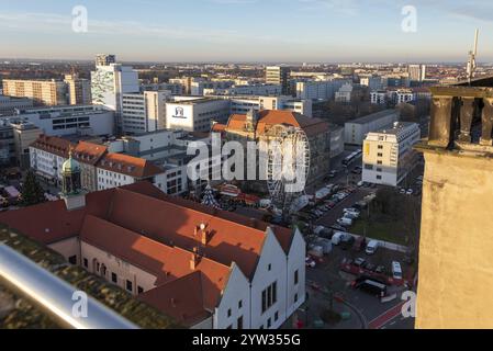 Blick auf den Magdeburger Weihnachtsmarkt von der Aussichtsplattform der Johanniskirche, Magdeburg, Sachsen-Anhalt, Deutschland, Europa Stockfoto