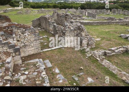 Blick aus einem hohen Winkel auf alte Steinmauern in den antiken römischen Ruinen von Salona aus dem 3. Jahrhundert in der Nähe von Solin im Spätsommer, Kroatien, Europa Stockfoto