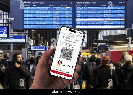 Symbolisches Bild Deutschlandticket, neu ab 2025 für 58 Euro pro Monat, Ticket über Handy-App, Fahrt im Regionalverkehr in ganz Deutschland Stockfoto