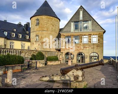 Blick vom Altane auf die historische Kanone im Vordergrund dahinter am rechten Eingang zum Foltermuseum Linka neben dem Burgturm von Waldeck CAS Stockfoto