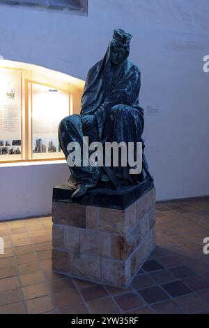 In Trauer um Magdeburg im Vorraum der Johanniskirche ist die Bronzefigur eine Nachbildung einer Begleitfigur aus dem Lutherdenkmal in Worms, Magde Stockfoto