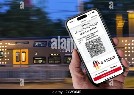 Symbolisches Bild Deutschlandticket, neu ab 2025 für 58 Euro pro Monat, Ticket über Handy-App, Fahrt im Regionalverkehr in ganz Deutschland Stockfoto