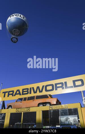 Trabant, Trabi, Auto, DDR, Trabi Safari mit Trabiworld, hin- und Rückfahrten, Hi Flyer, Weltballon, Festballon, Berlin Mitte, Berlin, Deutschland, Europa Stockfoto