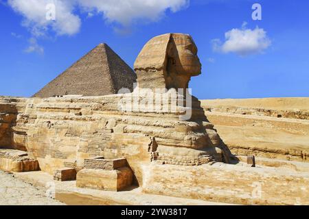 Afrika, Ägypten, die Sphinx von Gizeh mit der Chephren-Pyramide, Afrika Stockfoto