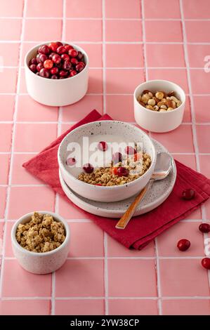 Müsli und Joghurt in einer Schüssel mit frischen Preiselbeeren Stockfoto