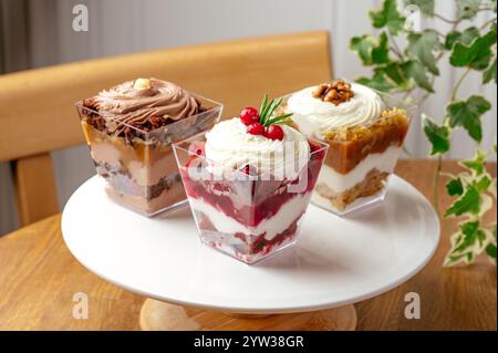 Desserts mit einem transparenten Becher Stockfoto