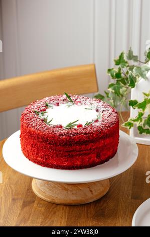 Ein ganzer Kuchen mit rotem Biskuitkuchen und Beeren Stockfoto