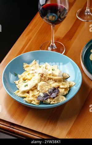 Pasta mit Hühnchen und Pilzen in Sahnesauce Stockfoto