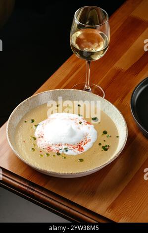 Pilzcremesuppe in einer Schüssel Stockfoto