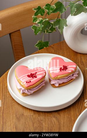 Herzförmige Kuchen mit rosa Creme Stockfoto