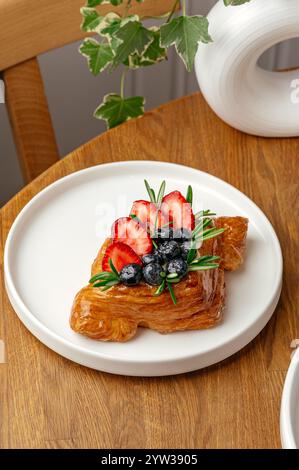 Blätterteigdessert mit Sahne und Beeren in Form einer Schleife Stockfoto