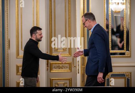 Kiew, Ukraine. Dezember 2024. Friedrich Merz (r), Bundeskanzlerkandidat und CDU-Bundesvorsitzender, steht neben dem ukrainischen Präsidenten Wolodymyr Zelenski vor einer gemeinsamen Sitzung im Präsidialamt. Merz verbringt einen Tag in der ukrainischen Hauptstadt. Quelle: Michael Kappeler/dpa/Alamy Live News Stockfoto