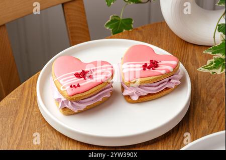 Herzförmige Kuchen mit rosa Creme Stockfoto
