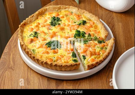 Lachs und Brokkoli auf einem weißen Teller Stockfoto