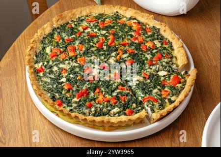 Kuchen mit Spinat, Tomaten und Käse Stockfoto