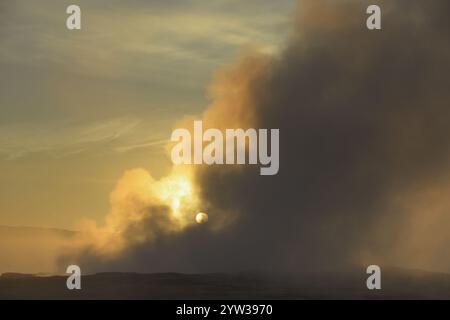 Dampf von Stori Geysir bei Sonnenaufgang, Tal Haukadalur, Golden Circle, Gullfoss Area, Sudurland, Island, Europa Stockfoto