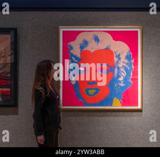 Bonhams, London, Großbritannien. Dezember 2024. Zwei der begehrtesten Marilyn Monroe Porträts von Andy Warhol werden am Dienstag, den 10. Dezember, in der New Bond Street, London, in Bonhams' Prints & Kombiwetten-Sale zu sehen sein. Die Werke haben Schätzungen von £ 120.000-180.000 (rot) und £ 100.000-150.000 (grün). Quelle: Malcolm Park/Alamy Live News Stockfoto