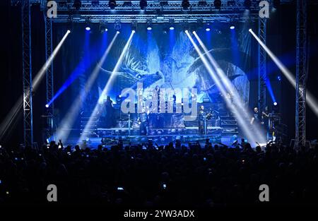 Zlin, Tschechische Republik. Dezember 2024. Deutscher Mittelalter Metal gebundener Feuerschwanz tritt am 7. Dezember 2024 im Winter Masters of Rock 2024 Festival in Zlin auf. Quelle: Dalibor Gluck/CTK Photo/Alamy Live News Stockfoto