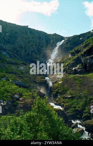 Majestätischer Wasserfall, der einen felsigen Berghang unter einem klaren blauen Himmel hinabstürzt, Trollstiege, Trollvegen, Norwegen Stockfoto