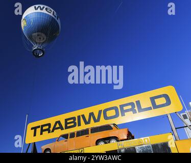 Trabant, Trabi, Auto, DDR, Trabi Safari mit Trabiworld, hin- und Rückfahrten, Hi Flyer, Weltballon, Festballon, Berlin Mitte, Berlin, Deutschland, Europa Stockfoto