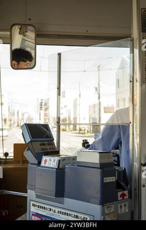 Straßenbahnfahrer, Ticketstempelmaschine, Hakodate, Hokkaido, Japan, Asien Stockfoto